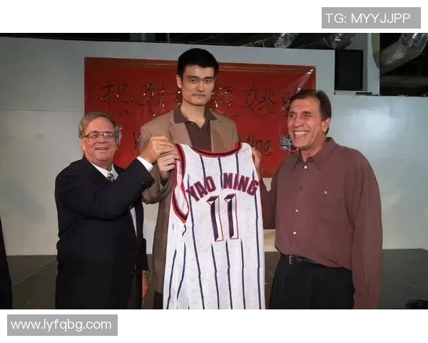 姚明垫脚事件引发热议球场意外背后的体育精神与公平竞争探讨 姚明垫脚事件引发热议球场意外背后的体育精神与公平竞争探讨