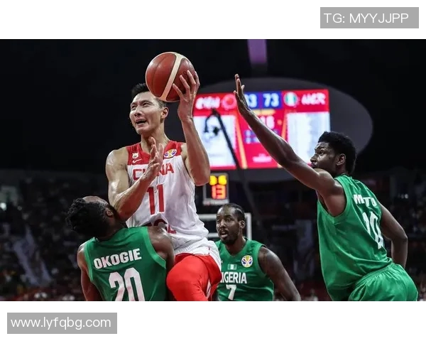 姚明在比赛中怒斥裁判引发全场关注球迷热议其情绪反应