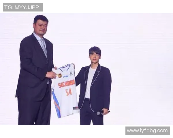 姚明亲自参与设计的织带成品引领时尚潮流，展现运动与艺术的完美结合