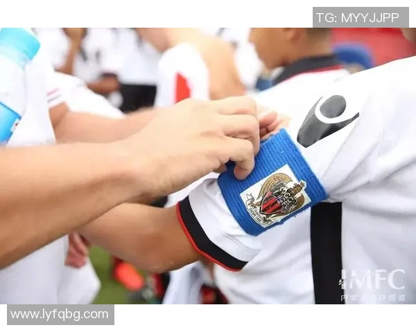 足球明星与女星亲密合照展现魅力瞬间引发粉丝热议 足球明星与女星亲密合照展现魅力瞬间引发粉丝热议