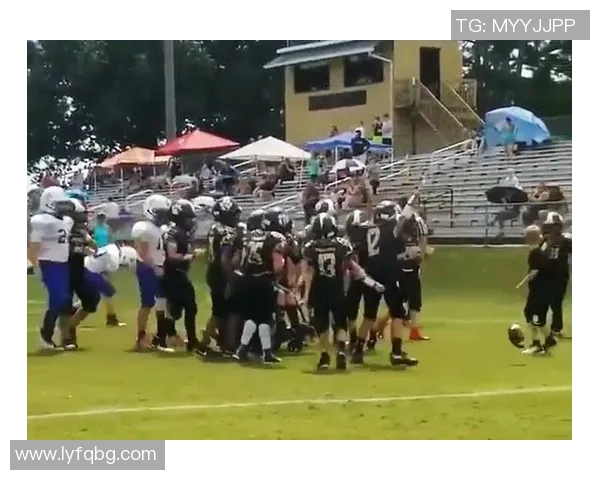 男孩与足球明星亲密合影展现梦想与偶像的美好瞬间 男孩与足球明星亲密合影展现梦想与偶像的美好瞬间